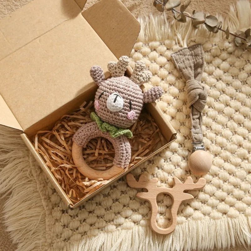 Coffret Cadeau de Naissance – Hochet crocheté, anneau de dentition, attache tétine en bois