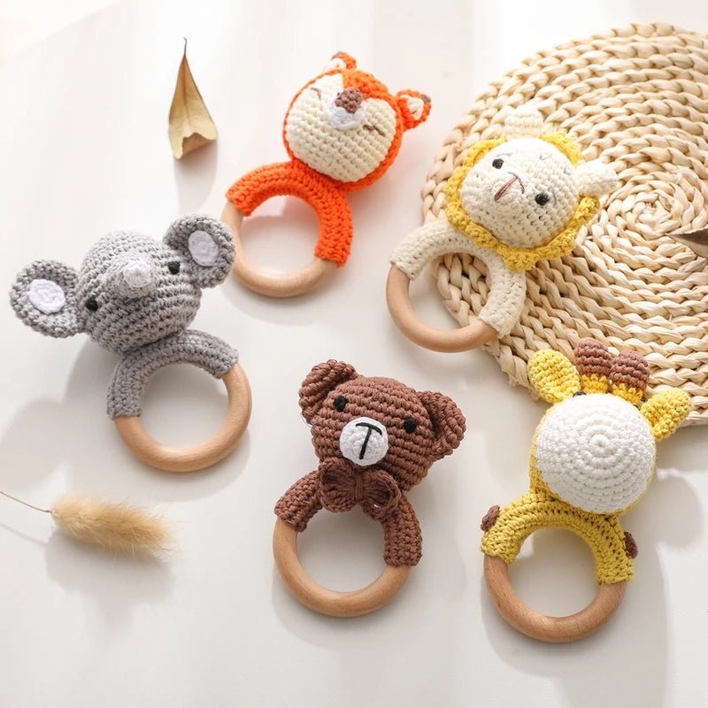 Un Cadeau de Naissance Unique : Le Hochet Animal en Bois et Crochet