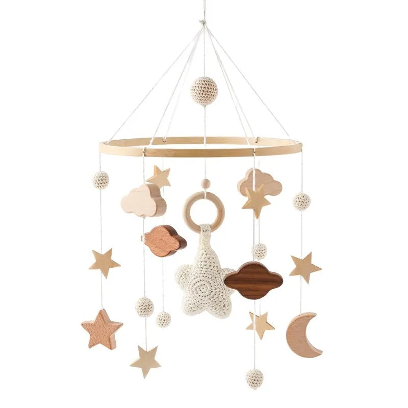 Mobile bébé suspendu en bois avec formes d'étoiles et lunes pour stimuler l'éveil des tout-petits, sur fond neutre.