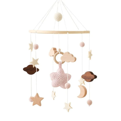 Mobile bébé suspendu en bois avec formes d'étoiles et lunes pour stimuler l'éveil des tout-petits, sur fond neutre.